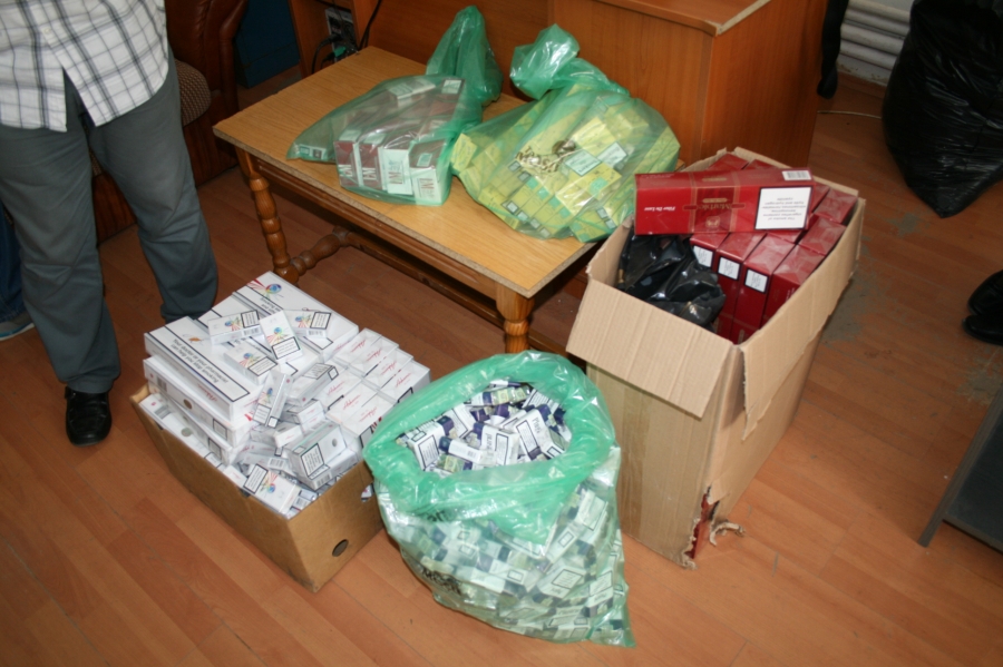 Percheziţii la contrabandiştii de tutun/Mii de pachete de ţigări, dosite în mai multe case din Galaţi