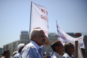Peste o sută de gălăţeni au protestat miercuri în faţa Guvernului