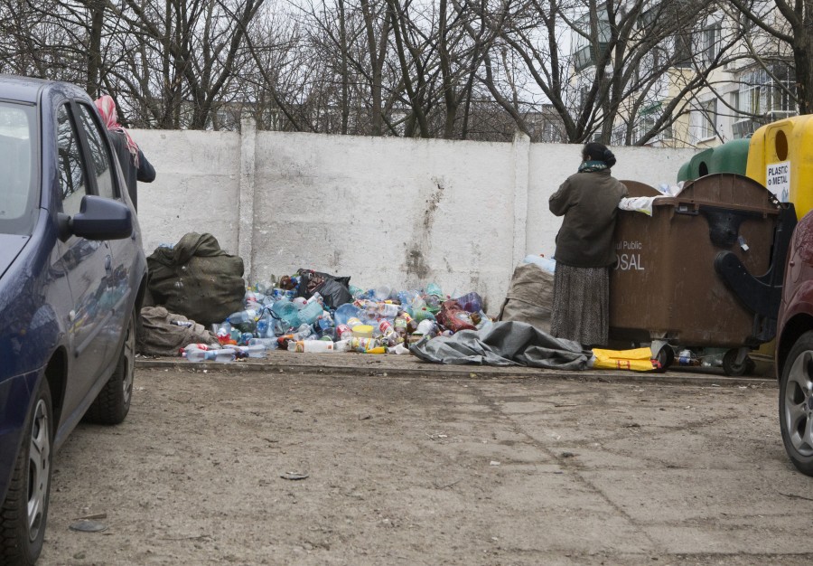 La colectat PET-uri: Sărmanii Galaţiului, mai eficienţi decât Ecosal