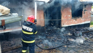 Mai multe case au luat foc. Patru autocisterne au fost trimise la fața locului