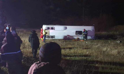 Accident extrem de grav pe DN 25. Un microbuz plin cu oameni s-a răsturnat (FOTO)