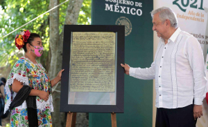 Președintele Andrés Manuel López Obrador, alături de o membră a comunității mayașe