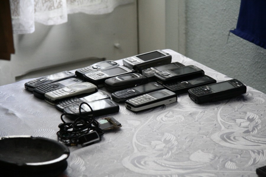 Percheziţii la Penitenciarul Galaţi - 51 de telefoane mobile şi 33 de cartele confiscate