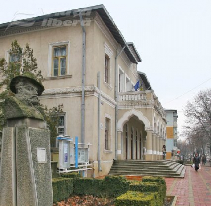 Casa de Cultură Tecuci aşteaptă reparaţiile