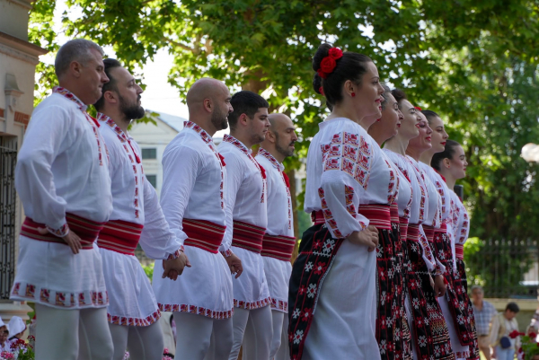 „La Pas, în Ie, pe Domnească”. Galaţiul sărbătoreşte frumusețea costumului tradițional românesc