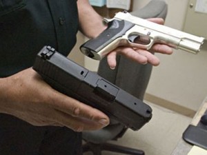Doi &quot;pistolari&quot; au ajuns la poliţie în weekend!