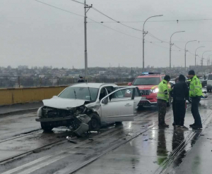 A acroșat bordura și a rănit un alt șofer