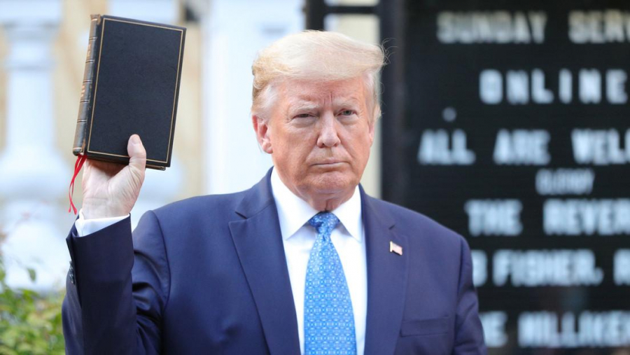 Trump, cu Biblia, forţele de ordine, cu gazele lacrimogene