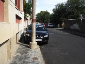 Pieton în oraşul fără trotuare: Centrul - o imensă parcare