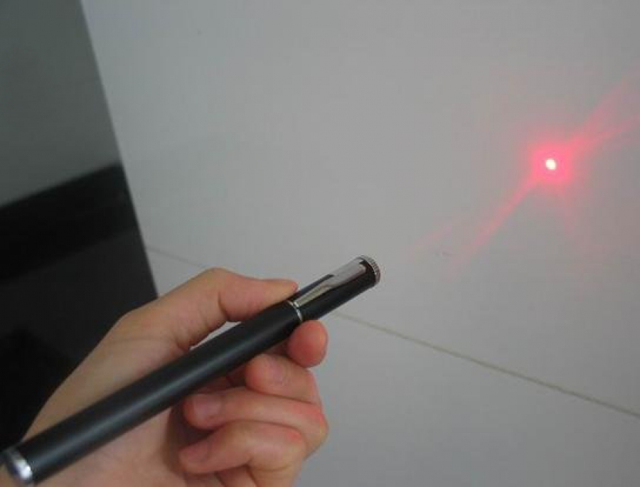 AVERTIZAREA MEDICULUI/ Laserele de jucărie pot provoca orbirea