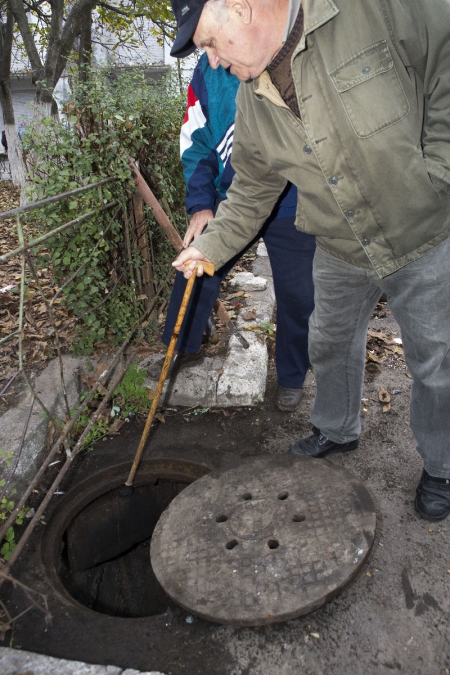 Situaţie ŞOCANTĂ la două blocuri din Micro 39/ "Apă Canal ne îmbolnăveşte cu bună ştiinţă!" (FOTO)