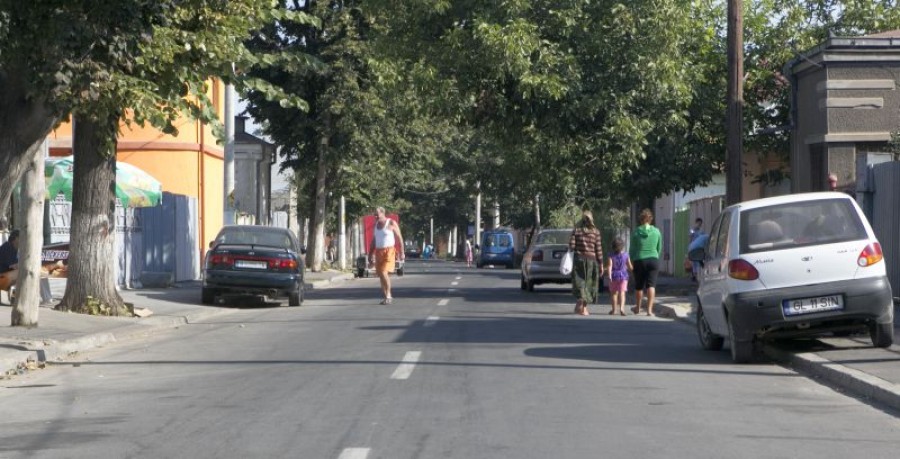 Vadu Ungurului, zona fără facilităţi / Gropi şi câini în loc de piaţă, în cartierul "Petru Rareş"