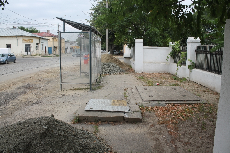 CE NU VĂ PLACE ÎN ORAŞUL GALAŢI? Strada Traian, un şantier pe care nu lucrează nimeni