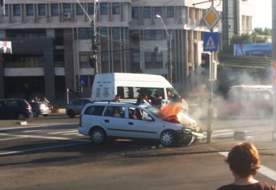 VIDEO - O maşină a luat foc după un accident produs la "Păpădie"