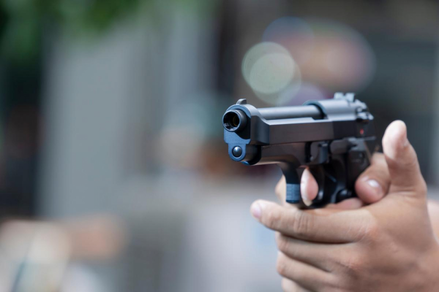 Împușcat de polițiști, după ce și-a amenințat nora cu cuțitul
