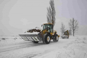 Cum se circulă pe drumurile din judeţul Galaţi/ Pentru prima dată, utilajele de deszăpezire sunt monitorizate prin GPS