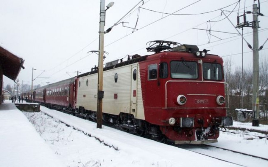 RESTRICŢII PE CALEA FERATĂ/ Viscolul a trecut, dar unele trenuri nu vor circula nici marţi