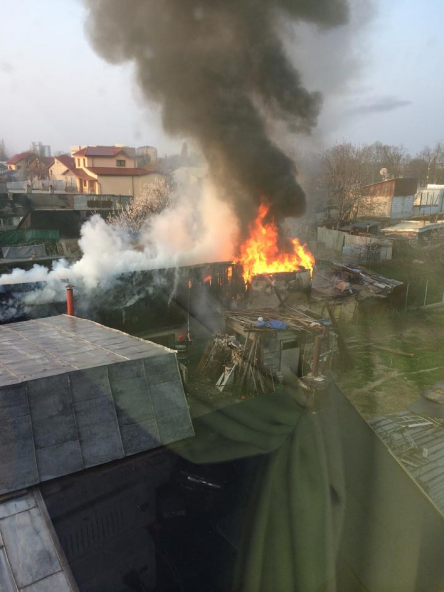 Incendiu provocat de o butelie defectă, pe strada Libertăţii (VIDEO)