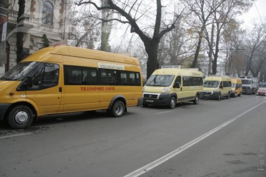 Microbuzele şcolare vor aduce buletinele de vot