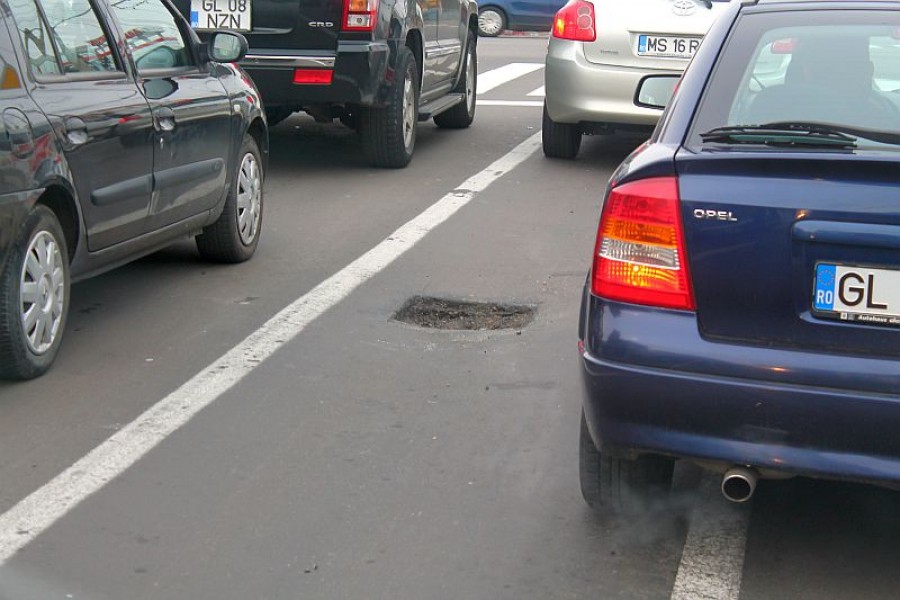 Strada Brăilei face valuri, la două luni de la asfaltare. Explicaţia gropilor din carosabil