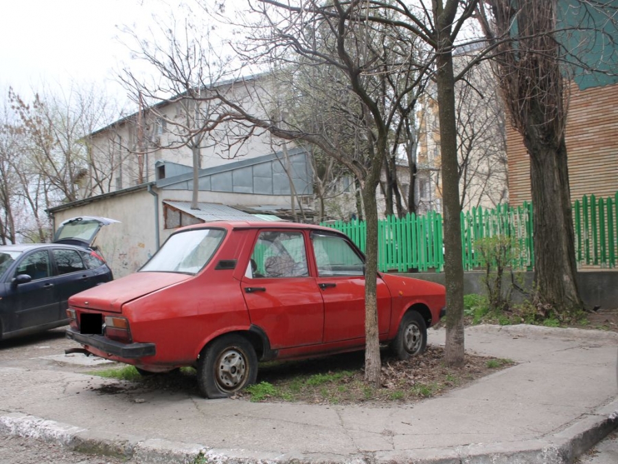 Ne sesizează cititorii/ Rablele abandonate sufocă oraşul