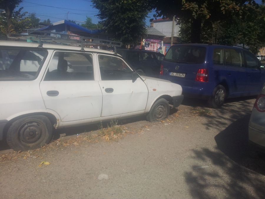 VIDEO/ Nouă maşini lăsate fără cauciucuri de câţiva petrecăreţi