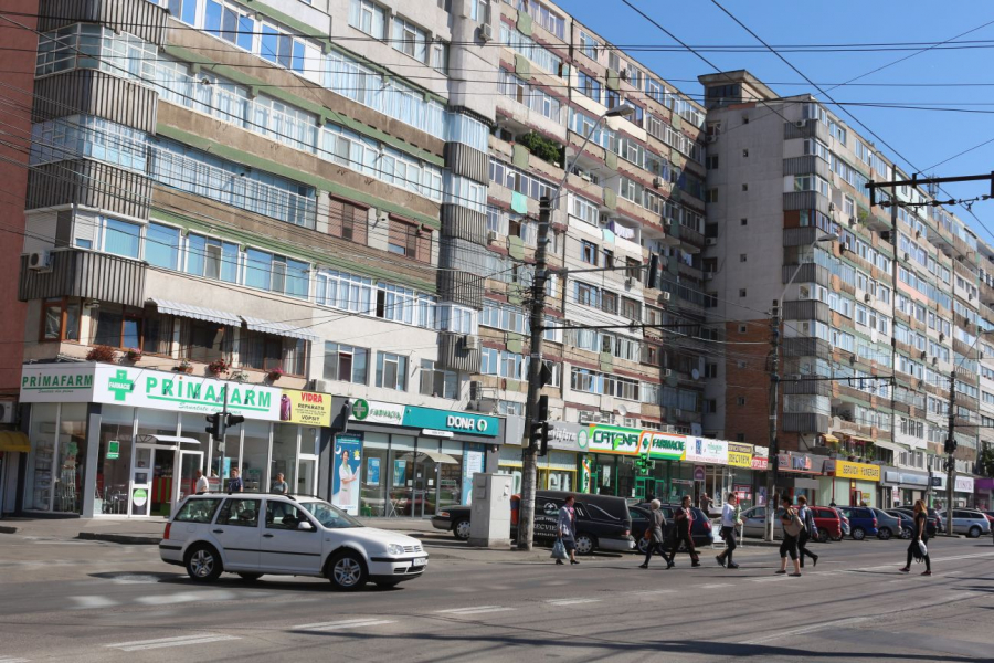 Spitalul Judeţean, magnet pentru farmacii, bănci şi pompe funebre (FOTO)