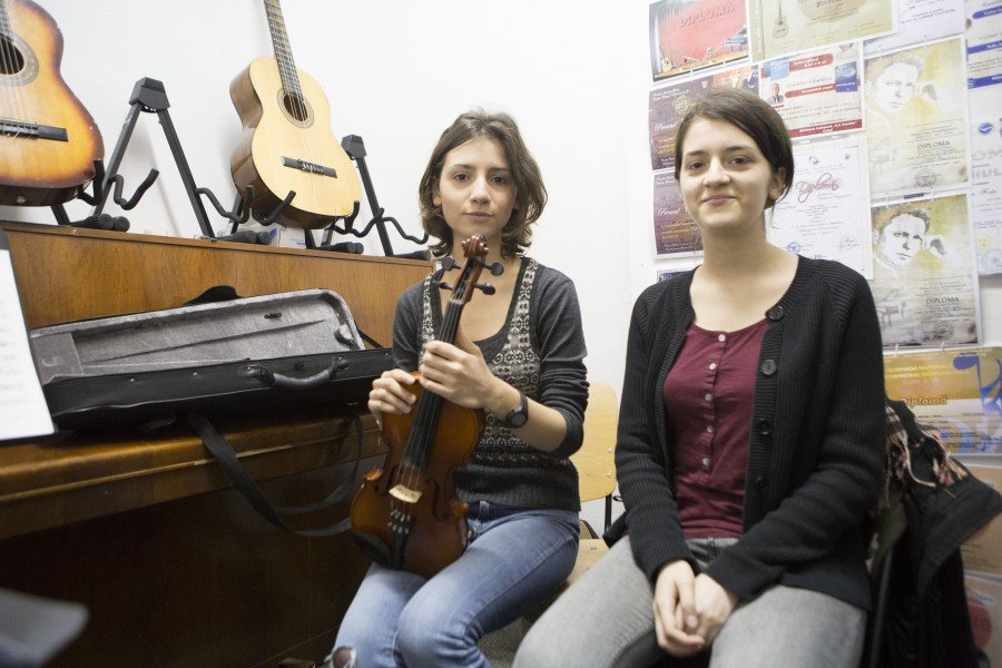 Campania VL „Din inimă”/ Cine o ajută cu o vioară pe fata din casa cu artişti?