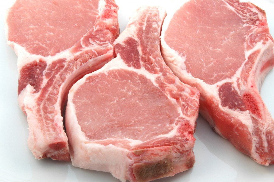 Ieftinire înşelătoare a cărnii de porc. Cumpăraţi, tranşaţi, congelaţi!