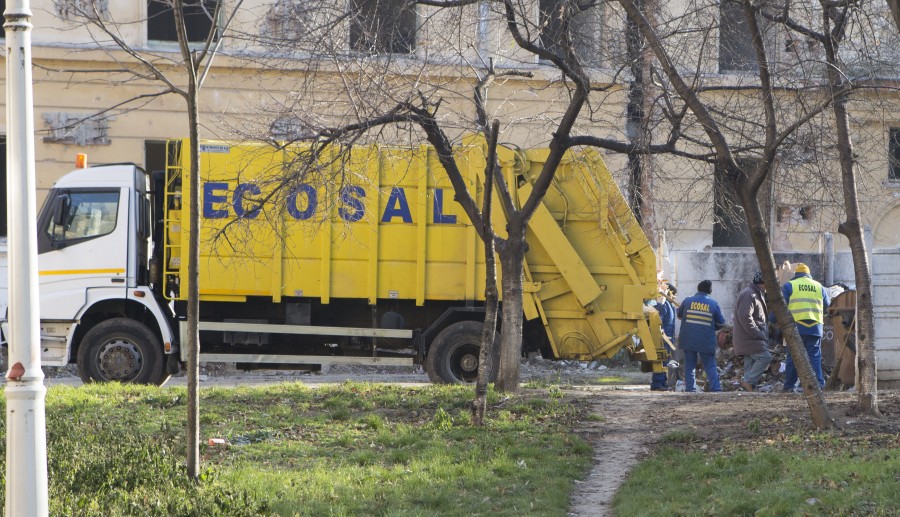 Pentru un oraş mai curat: Oamenii Ecosal, la pândă lângă containere