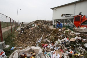 Sute de mii de euro zac îngropate în gunoi. Proiect european blocat româneşte 