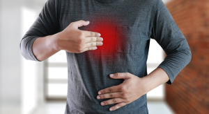 Hiperaciditatea gastrică poate provoca dureri în zona pieptului, atunci când excesul de acid din stomac trece în esofag