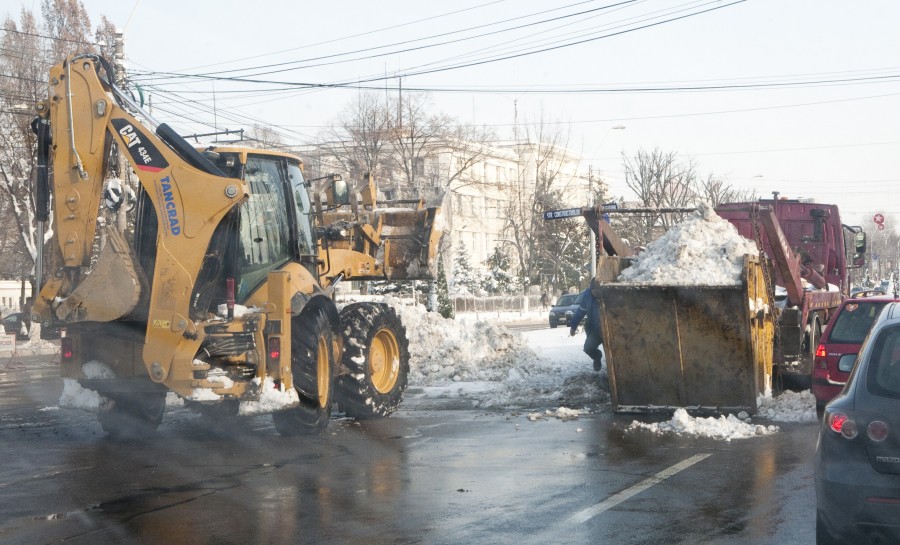 Oraşul se deszăpezeşte pas cu pas după ninsoarea de marţi 