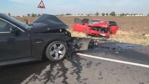 (FOTO) ACCIDENT GRAV la Brăila. ŞASE RĂNIŢI în urma ciocnirii frontale dintre un BMW şi un Audi