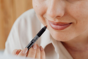 Cum poți obține buze mai pline fără intervenții estetice? Secretul constă în folosirea unui creion de buze!