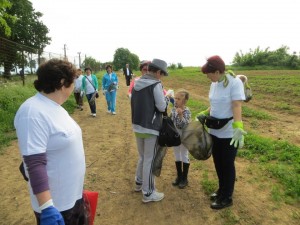 Ecologizare la Pădurea Gârboavele: Copiii, voluntarii şi vârstnicii au strâns gunoaie împreună