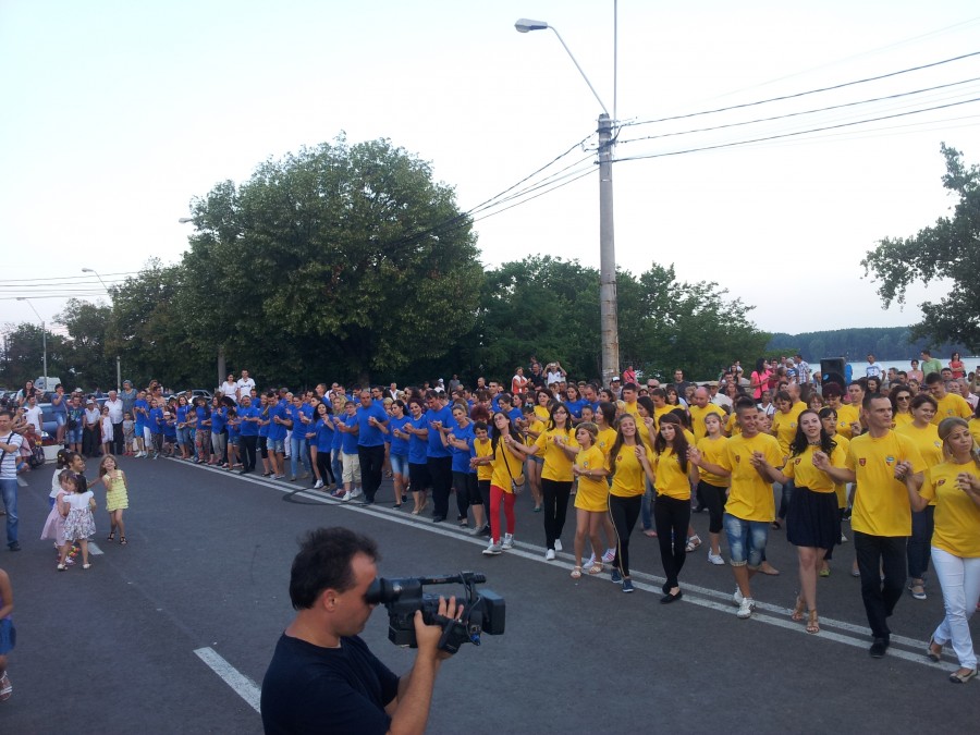 VIDEO / Flash mob cu 300 de gălăţeni pasionaţi de dansul popular 