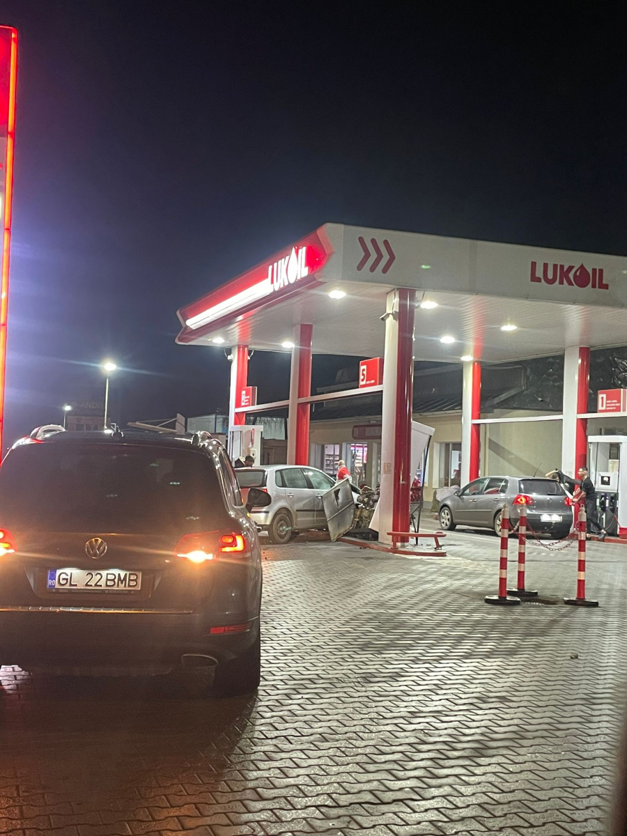 Stație Lukoil lovită de un șofer