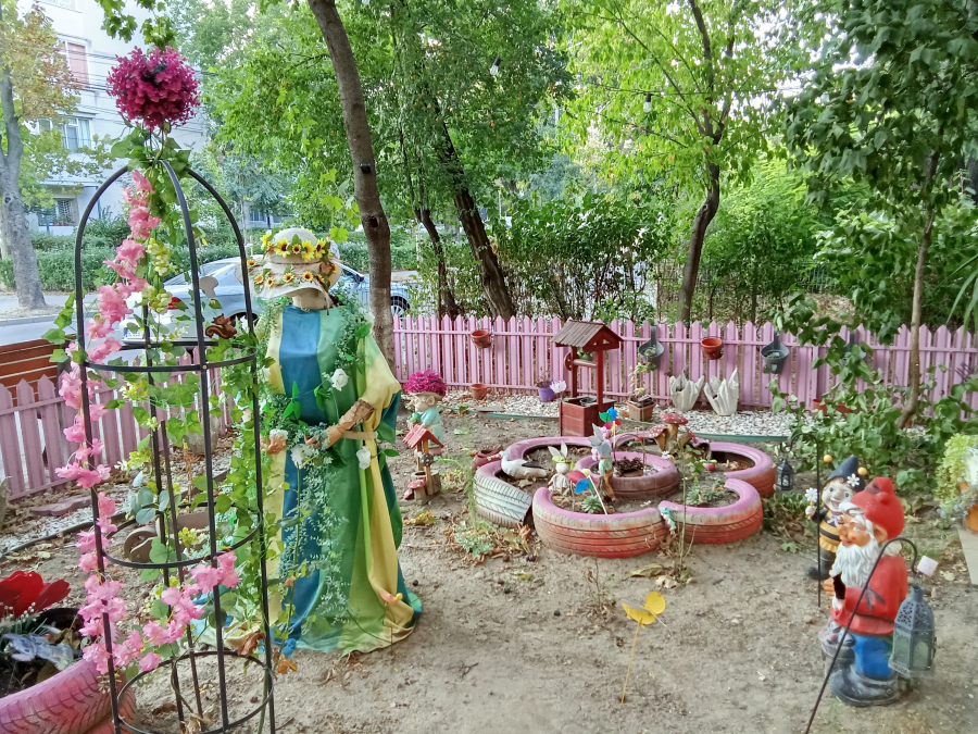 Poza zilei. „Doamna” cu pălărie din grădina de la bloc
