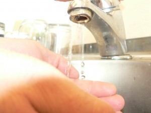 Apaterm a reluat sistările de apă caldă. Şapte asociaţii sunt afectate de această decizie