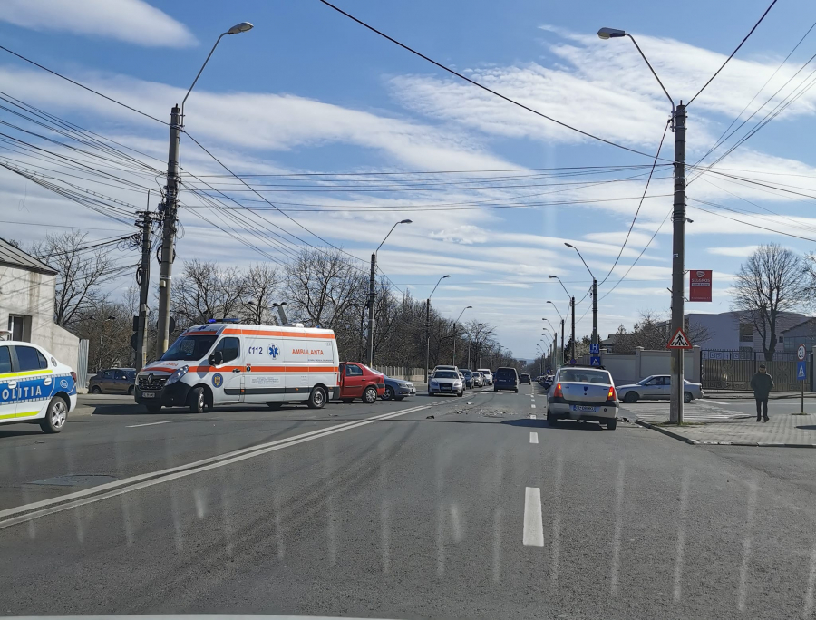 Un bărbat a ajuns la spital din cauza unui șofer de 72 de ani