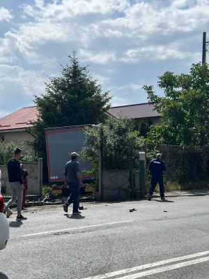 Un tir a intrat într-o curte din Galați după ce șoferul e pierdut direcția