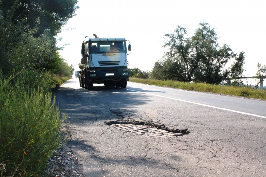 Doi kilometri de CHIN PENTRU ŞOFERI - „Expoziţie” de piatră cubică pe Calea Smârdanului (FOTO)