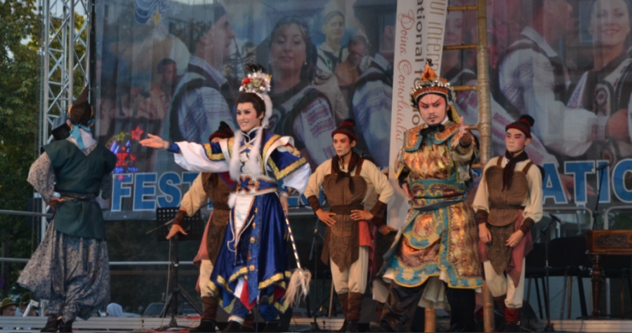 Festivalul Internaţional de Folclor "Doina Covurluiului"/ Leii taiwanezi au îmblânzit Galaţiul (FOTO)