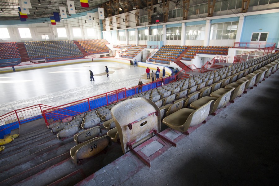 FOTO/ Până să devină Sală polivalentă: Patinoarul Galaţi cere acoperiş, pereţi şi tribune noi