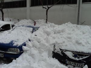 (GALERIE FOTO) Apaterm nu şi-a respectat obligaţiile/ Zăpada de pe un punct termic a avariat şase maşini  