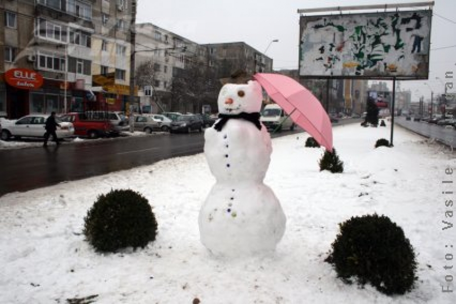 Trece Omul de Zăpadă cu umbrelă roz!