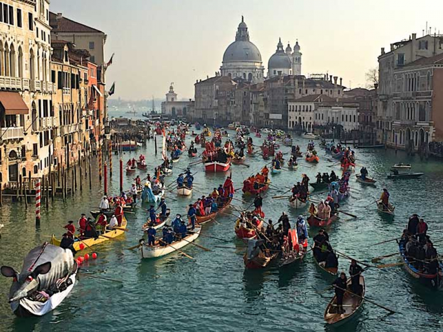 A început Carnavalul de la Veneţia