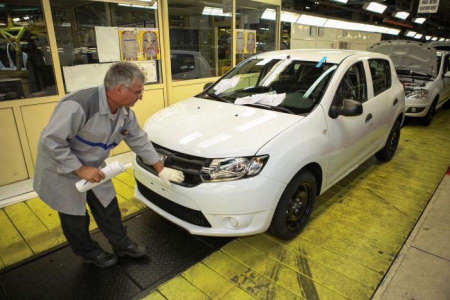 Protest spontan a peste 5.000 de angajaţi de la uzina Dacia Mioveni