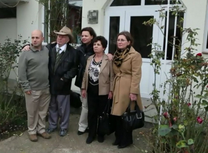 Familia Bugan, în 2013, într-o vizită la Drăgăneşti, satul natal al mamei disidentului